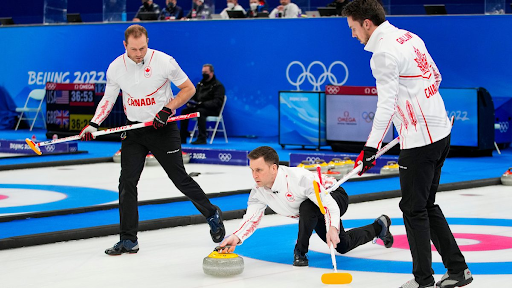 Thể thao kỳ lạ nhất thế giới: Khi sumo, đấu robot và bóng bầu dục dưới nước 2 curling o canada