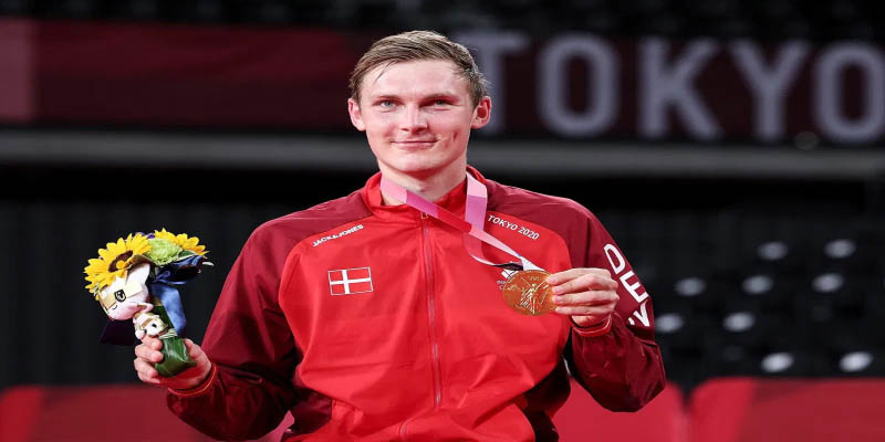 VĐV Viktor Axelsen: Hoàng tử Cầu lông Đan Mạch Thống trị Thế giới 2 viktor axelsen huy chuong vang olympic 2020