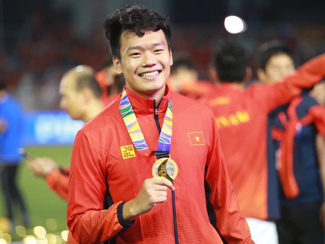 hanh trinh truong thanh tu cau be ha noi den tru cot hang phong thu