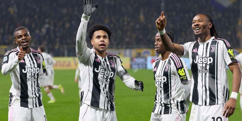 Gianluigi Buffon người nhện trong khung gỗ