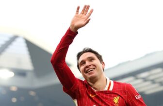 Chiesa dốc bóng tốc độ trong màu áo câu lạc bộ Liverpool