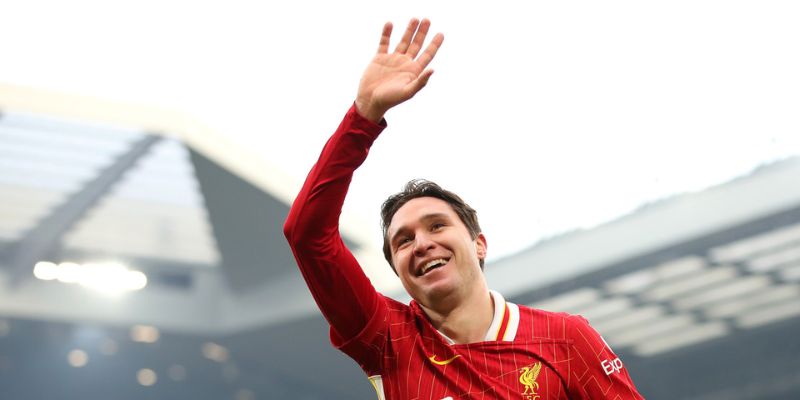 Chiesa dốc bóng tốc độ trong màu áo câu lạc bộ Liverpool