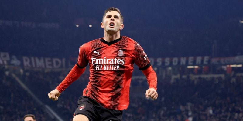 Christian Pulisic trong màu áo AC Milan đang ăn mừng bàn thắng đầy tự tin