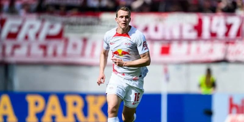 Giới thiệu về cầu thủ Lukas Klostermann