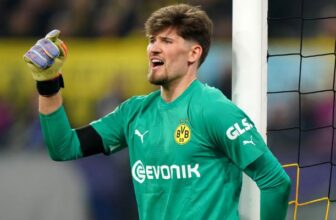 Gregor Kobel rạng rỡ ăn mừng chiến thắng cùng người hâm mộ Thụy Sĩ