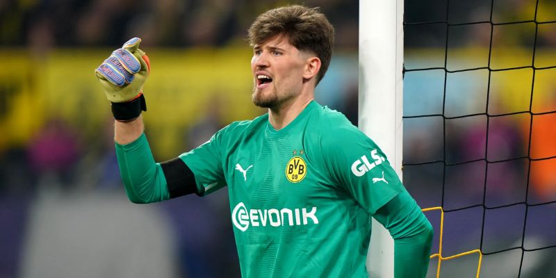 Gregor Kobel rạng rỡ ăn mừng chiến thắng cùng người hâm mộ Thụy Sĩ