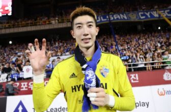 Jo Hyeon-woo rạng rỡ nâng cao chiếc cúp vô địch K League cùng Ulsan