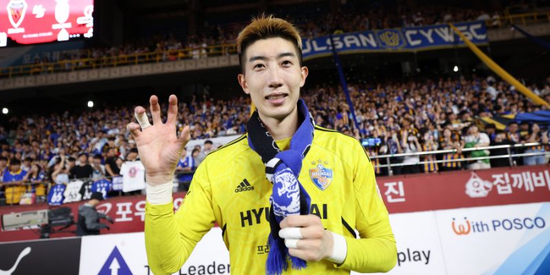 Jo Hyeon-woo rạng rỡ nâng cao chiếc cúp vô địch K League cùng Ulsan