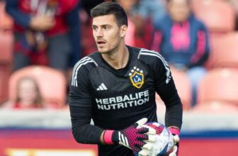 Jonathan Bond bay người cứu thua xuất thần trong màu áo Galaxy