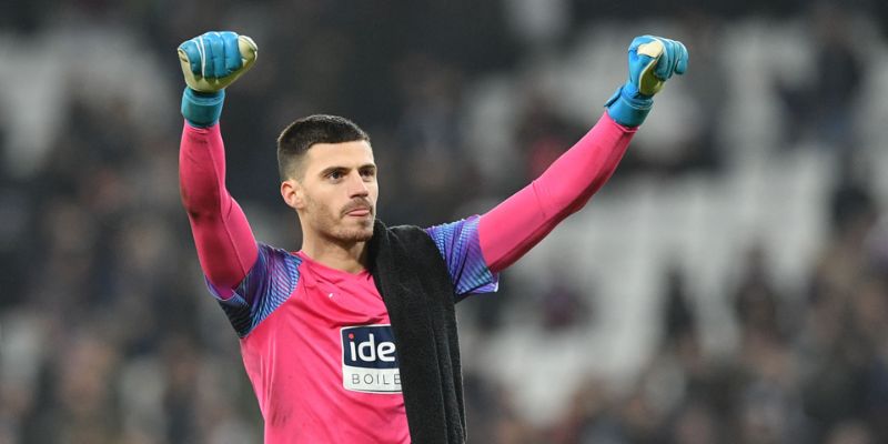 Jonathan Bond tập trung tối đa trong một buổi tập tại Watford 