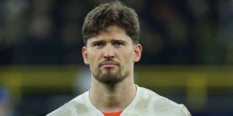 Khoảnh khắc Gregor Kobel cản phá quả phạt đền cứu thua cho Dortmund