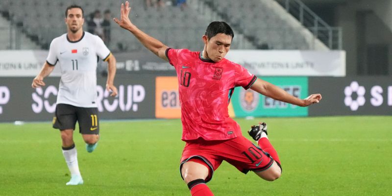 Lee Dong-gyeong ăn mừng bàn thắng đầy cảm xúc tại K League 1 