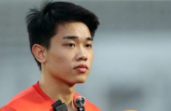 Nguyễn Đình Bắc – Hành trình vươn lên của tài năng trẻ bóng đá Việt Nam Nguồn: Sin88 Trong làn sóng cầu thủ trẻ đang dần khẳng định vị trí trong bóng đá Việt Nam, Nguyễn Đình Bắc là cái tên được nhiều người nhắc đến nhờ lối chơi năng động và tinh thần thi đấu mạnh mẽ. Sự xuất hiện của anh mang đến nhiều kỳ vọng cho thế hệ cầu thủ kế tiếp của bóng đá nước nhà. Không chỉ gây ấn tượng bởi kỹ thuật cá nhân, Nguyễn Đình Bắc còn thể hiện sự tiến bộ rõ rệt qua từng giải đấu. Hành trình của anh từ một cầu thủ trẻ đến gương mặt nổi bật trong các đội tuyển trẻ cho thấy sự nỗ lực không ngừng. Chính những bước tiến ổn định đã giúp anh nhận được sự chú ý từ giới chuyên môn và người hâm mộ. Con đường đến với bóng đá chuyên nghiệp của Nguyễn Đình Bắc Hành trình theo đuổi bóng đá của Nguyễn Đình Bắc bắt đầu từ khi còn nhỏ. Giống như nhiều cầu thủ trẻ khác, anh sớm bộc lộ niềm đam mê với trái bóng tròn và dành phần lớn thời gian để rèn luyện kỹ năng. Sự kiên trì cùng tinh thần học hỏi đã giúp anh dần khẳng định bản thân trong môi trường đào tạo trẻ. Trong những năm đầu tham gia đào tạo bóng đá, Nguyễn Đình Bắc luôn thể hiện sự nổi bật nhờ khả năng xử lý bóng linh hoạt và tư duy thi đấu nhanh nhạy. Những yếu tố này giúp anh nhanh chóng được chú ý và tạo điều kiện để phát triển trong hệ thống bóng đá trẻ. Quá trình đào tạo bài bản đã giúp Nguyễn Đình Bắc hoàn thiện dần về kỹ thuật, thể lực cũng như chiến thuật. Việc được thi đấu ở các giải trẻ cũng giúp anh tích lũy kinh nghiệm thực tế, tạo nền tảng quan trọng cho sự nghiệp chuyên nghiệp sau này. Phong cách thi đấu và điểm mạnh nổi bật trên sân Một trong những yếu tố giúp Nguyễn Đình Bắc tạo dấu ấn chính là phong cách thi đấu năng động. Anh thường hoạt động rộng trên hàng công, luôn sẵn sàng di chuyển để tìm khoảng trống và hỗ trợ đồng đội. Điều này giúp đội bóng có thêm nhiều phương án tấn công linh hoạt. Kỹ thuật cá nhân là điểm mạnh dễ nhận thấy ở Nguyễn Đình Bắc. Khả năng xử lý bóng gọn gàng, kiểm soát bóng tốt và sự tự tin trong các tình huống đối đầu giúp anh có thể tạo ra đột biến trong những thời điểm quan trọng của trận đấu. Bên cạnh đó, Nguyễn Đình Bắc cũng được đánh giá cao ở tinh thần thi đấu. Anh luôn giữ thái độ tích cực trên sân, không ngại va chạm và sẵn sàng tham gia hỗ trợ phòng ngự khi cần thiết. Sự nhiệt huyết này góp phần tạo nên hình ảnh một cầu thủ trẻ giàu khát vọng. Những bước tiến đáng chú ý trong sự nghiệp thi đấu Trong những mùa giải gần đây, Nguyễn Đình Bắc dần chứng minh năng lực thông qua các màn trình diễn ổn định. Việc được trao cơ hội thi đấu ở môi trường chuyên nghiệp giúp anh tiếp tục phát triển và hoàn thiện bản thân. Những trận đấu quan trọng đã cho thấy Nguyễn Đình Bắc không hề e ngại trước áp lực. Anh thường thể hiện sự tự tin khi cầm bóng và sẵn sàng thử sức với các pha dứt điểm hoặc kiến tạo cho đồng đội. Điều này cho thấy sự trưởng thành rõ rệt trong lối chơi của anh. Không chỉ dừng lại ở cấp câu lạc bộ, Nguyễn Đình Bắc còn có cơ hội góp mặt trong các đội tuyển trẻ. Những trải nghiệm này giúp anh tích lũy thêm kinh nghiệm thi đấu quốc tế và học hỏi từ nhiều cầu thủ tài năng khác. Vai trò của Nguyễn Đình Bắc trong thế hệ cầu thủ trẻ Việt Nam Vai trò của Nguyễn Đình Bắc trong thế hệ cầu thủ trẻ Việt Nam Nguồn: Game Bài Sin88 Trong bối cảnh bóng đá Việt Nam đang chú trọng phát triển lực lượng trẻ, Nguyễn Đình Bắc được xem là một trong những gương mặt tiềm năng. Anh đại diện cho lớp cầu thủ mới với tinh thần thi đấu hiện đại và khả năng thích nghi tốt với chiến thuật. Sự xuất hiện của Nguyễn Đình Bắc mang đến nhiều tín hiệu tích cực cho tương lai bóng đá nước nhà. Những màn trình diễn của anh không chỉ thể hiện năng lực cá nhân mà còn góp phần nâng cao chất lượng chung của đội bóng. Bên cạnh yếu tố chuyên môn, Nguyễn Đình Bắc cũng tạo ấn tượng nhờ thái độ nghiêm túc trong tập luyện. Sự chăm chỉ và tinh thần cầu tiến giúp anh tiếp tục tiến bộ, đồng thời trở thành tấm gương cho nhiều cầu thủ trẻ khác. Tương lai và kỳ vọng dành cho Nguyễn Đình Bắc Với nền tảng kỹ thuật tốt cùng tinh thần thi đấu tích cực, Nguyễn Đình Bắc được kỳ vọng sẽ tiếp tục phát triển trong những năm tới. Nếu duy trì phong độ ổn định và không ngừng hoàn thiện kỹ năng, anh hoàn toàn có thể trở thành một nhân tố quan trọng của bóng đá Việt Nam. Sự trưởng thành của Nguyễn Đình Bắc cũng phản ánh quá trình đầu tư vào đào tạo trẻ của bóng đá nước nhà. Những cầu thủ trẻ như anh đang góp phần tạo nên thế hệ kế tiếp đầy tiềm năng. Trong tương lai, người hâm mộ kỳ vọng Nguyễn Đình Bắc sẽ tiếp tục tỏa sáng ở cấp câu lạc bộ cũng như đội tuyển. Với tinh thần thi đấu nhiệt huyết và sự nỗ lực không ngừng, anh có cơ hội viết tiếp hành trình đáng nhớ trong sự nghiệp bóng đá của mình. Kết bài Nguyễn Đình Bắc là một trong những cầu thủ trẻ đang nhận được nhiều sự chú ý trong bóng đá Việt Nam. Hành trình phát triển của anh cho thấy sự kết hợp giữa tài năng, nỗ lực và tinh thần học hỏi. Từ những bước đi đầu tiên trong môi trường đào tạo trẻ cho đến khi dần khẳng định mình ở sân chơi chuyên nghiệp, Nguyễn Đình Bắc đã cho thấy tiềm năng lớn của một cầu thủ giàu khát vọng. Nếu tiếp tục duy trì phong độ và không ngừng hoàn thiện kỹ năng, anh hoàn toàn có thể trở thành nhân tố quan trọng của bóng đá Việt Nam trong tương lai.