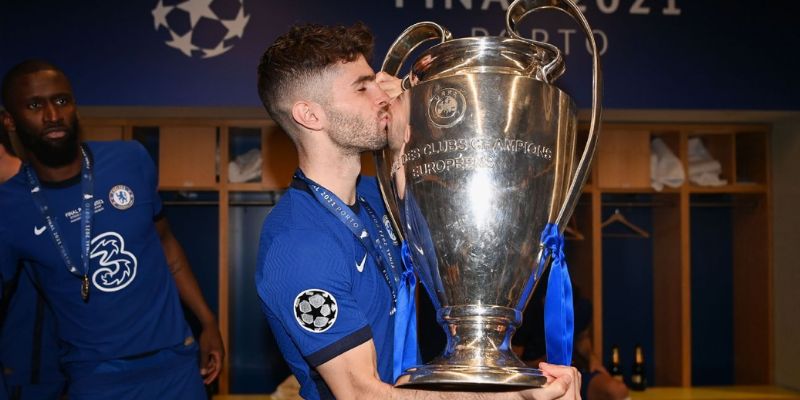 Pulisic hôn chiếc cúp vô địch Champions League trong đêm chung kết lịch sử