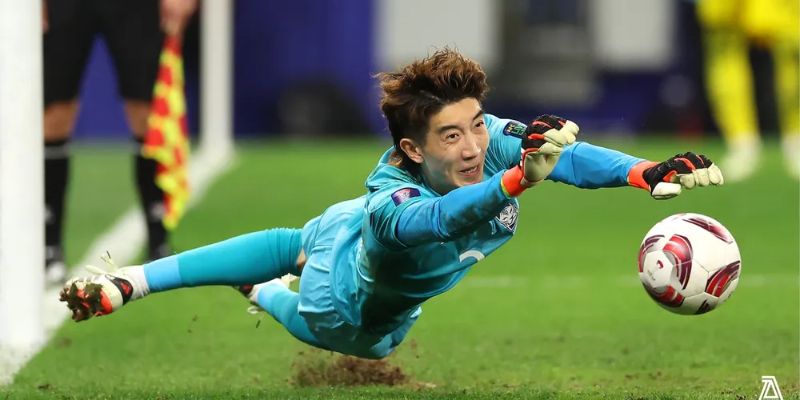 Thủ môn Jo Hyeon-woo bay người cứu thua xuất thần tại World Cup 