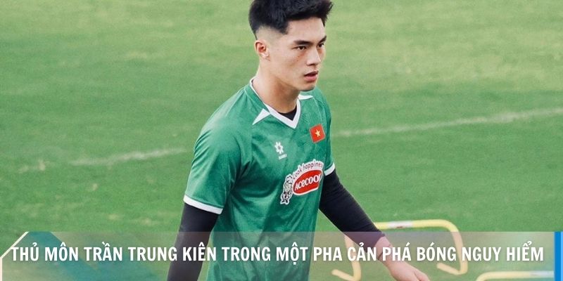 Thủ môn Trần Trung Kiên trong một pha cản phá bóng nguy hiểm