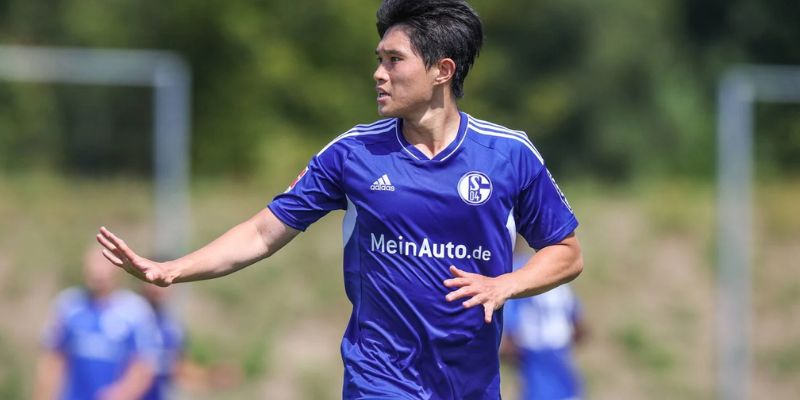 Tiền vệ Lee Dong-gyeong dứt điểm hiểm hóc bằng chân trái sở trường 