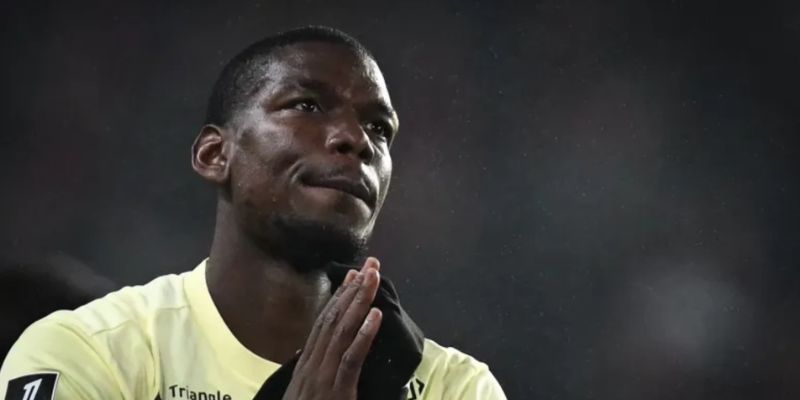 Tiền vệ Paul Pogba thực hiện đường chuyền dài kiến tạo đẳng cấp