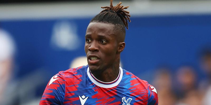 Zaha nỗ lực đi bóng vượt qua sự truy cản của các hậu vệ