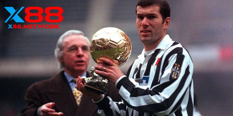 Zinedine Zidane Và Hành Trình Của Một Nghệ Sĩ Sân Cỏ Đại Tài 2 Giành Quả bóng vàng cực vang dội
