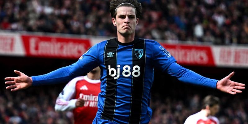 Harry Kane tạo áp lực lên Messi trong cuộc đua kỷ lục