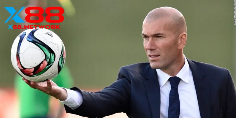 Zinedine Zidane Và Hành Trình Của Một Nghệ Sĩ Sân Cỏ Đại Tài 1 Tài năng của Zinedine Zidane phát triển mạnh từ năm 14 tuổi