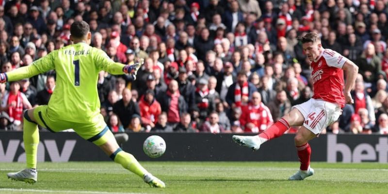 Tiền đạo Arsenal đã nói gì về mặt sân Emirates 1 Mặt sân Emirates và những vấn đề được nhắc đến