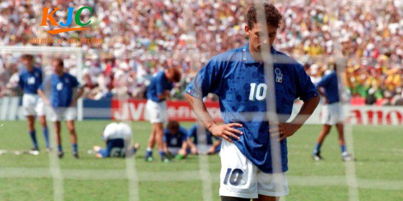 Baggio với cú sút phạt đặc trưng của anh