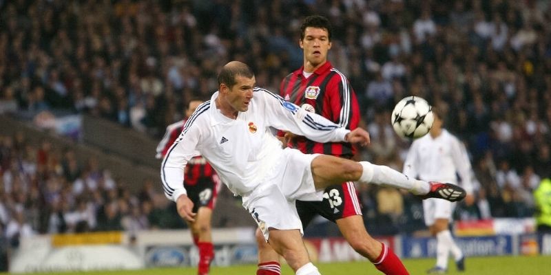 Zinedine Zidane - Hành trình trở thành tượng đài bóng đá 2 Những khoảnh khắc thiên tài của số 5 tại Real Madrid