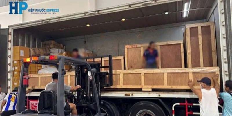 Quy trình Hiệp Phước Express gửi hàng Campuchia 2-3 ngày 3 Vận chuyển qua cửa khẩu và tracking real-time