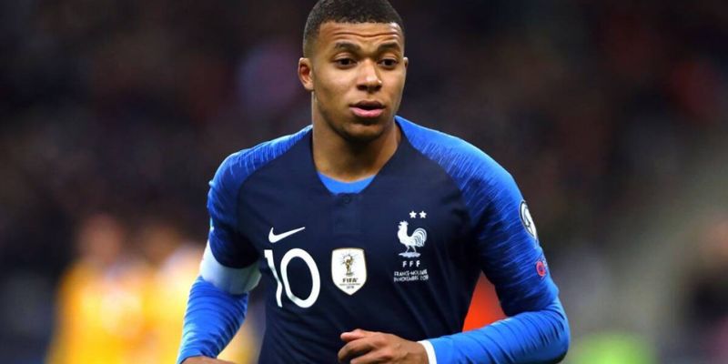 Kylian Mbappé – Ngôi sao tốc độ viết nên kỷ nguyên bóng đá thế giới 2 Sự nghiệp câu lạc bộ liên tục chinh phục những cột mốc mới