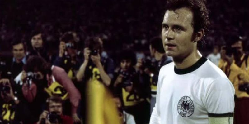 Franz Beckenbauer Phong Cách Thi Đấu Thanh Lịch Và Toàn Diện 2 Một trong những kỹ năng mang tính biểu tượng của Beckenbauer là đường chuyền dài bằng má ngoài bàn chân.