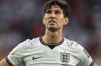 John Stones khởi đầu sự nghiệp tại chính quê hương Barnsley