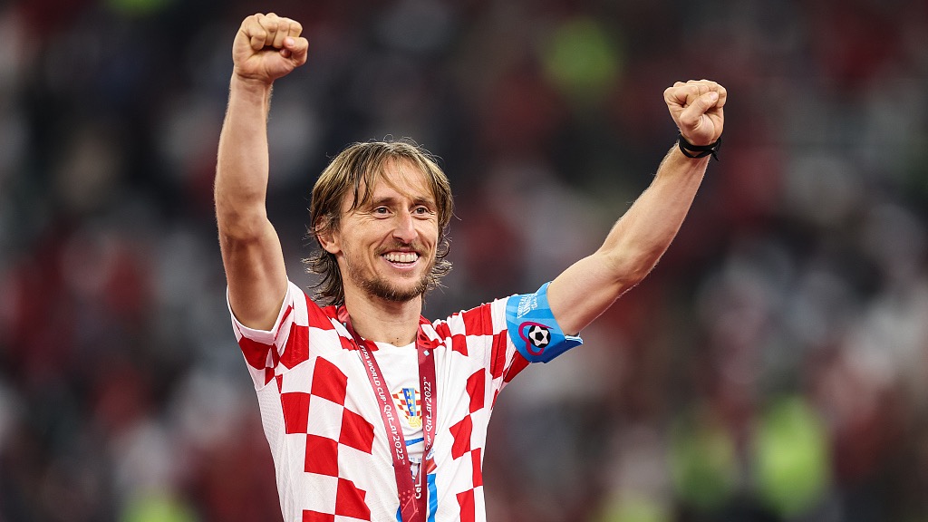 Luka Modric – Bộ óc tuyến giữa với cách chơi bóng đầy khác biệt 2 Luka Modric hoàn thiện lối chơi trong màu áo Real Madrid
